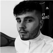 Ragazzo laureato in comunicazione e culture digitali insegna storia, italianio, letteratura , economia ed informatica